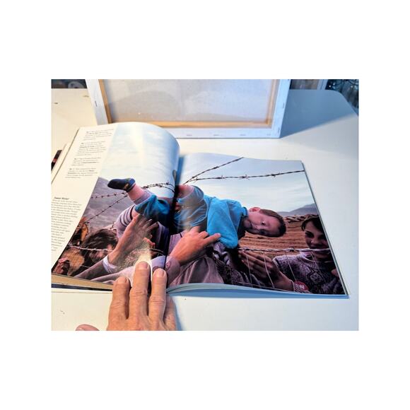 Vintage LIFE Magazine-The Year in Pictures- Published 2000 1st Edition - Picture 5 of 6